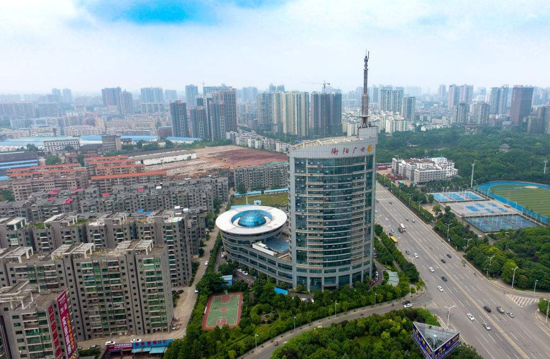 湖南除了长沙,还有哪几个城市条件好些?岳阳和益阳哪个较好些.湖南除长沙外，岳阳、常德、株洲、湘潭、衡阳等城市条件较好；岳阳与益阳相比，岳阳综合条件更优。