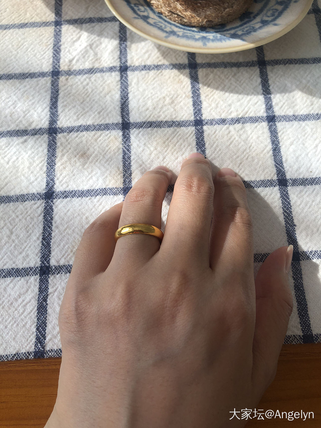 为什么右手戴银左手戴金，左手戴金右手戴银的讲究
